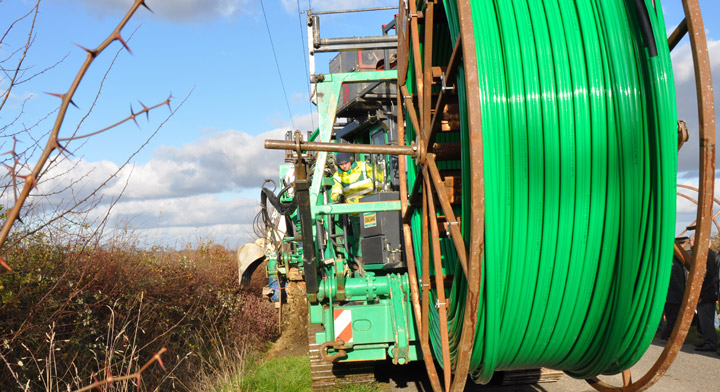 Le chantier de montée en débit nécessite l'enfouissement d'une fibre optique.