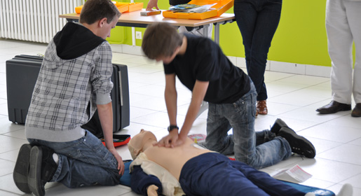 Remise du matériel pour les premiers secours au Collège des Sablons à Buzançais le 17.05.2011.