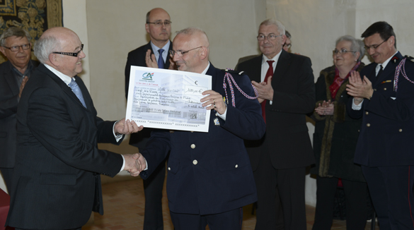 La remise du chèque par M Pierre Duris, Président du Lions Club de Déols Abbaye à l'adjudant-Chef Thierry Champagne en présence du Lieutenant - Colonel Thierry Lahoussoy