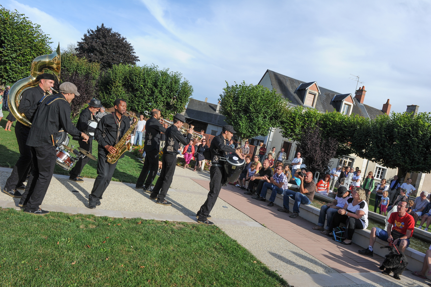 Dans le cadre de DARC au Pays, concert de la fanfare " Jazz Combo Box" à Ambrault