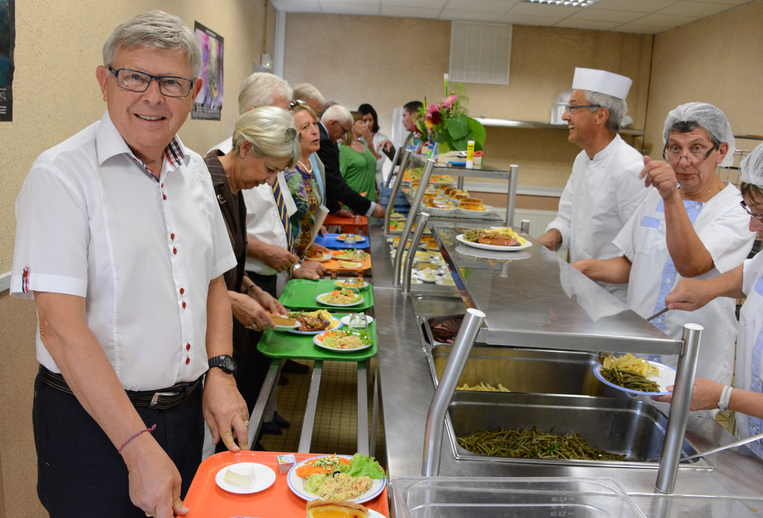 Michel Blondeau Conseiller général du Canton de Châteauroux-Est et Martine Vert Conseillère générale sur la rampe du self du Collège Beaulieu