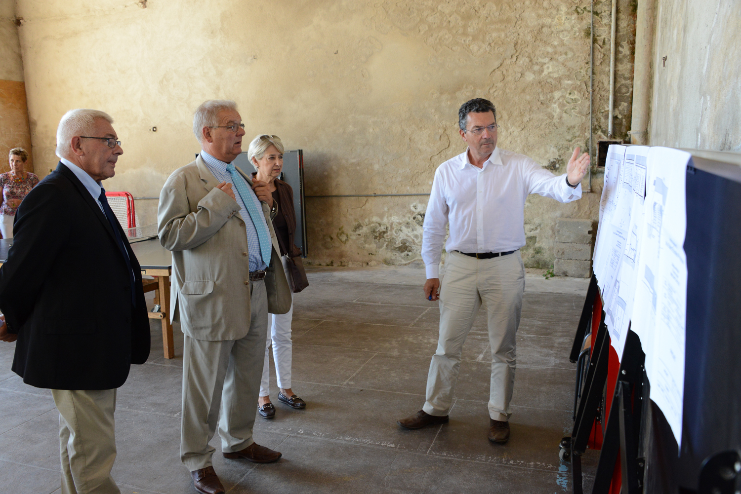 Le président Louis Pinton, Gérard Mayaud Vice-Président de l'Education et des Transports et Martine Vert Conseillère générale du canton d'Argenton-sur-Creuse se font expliquer les travaux de la future salle de sport du Collège Jean Moulin de Saint Gaultier.