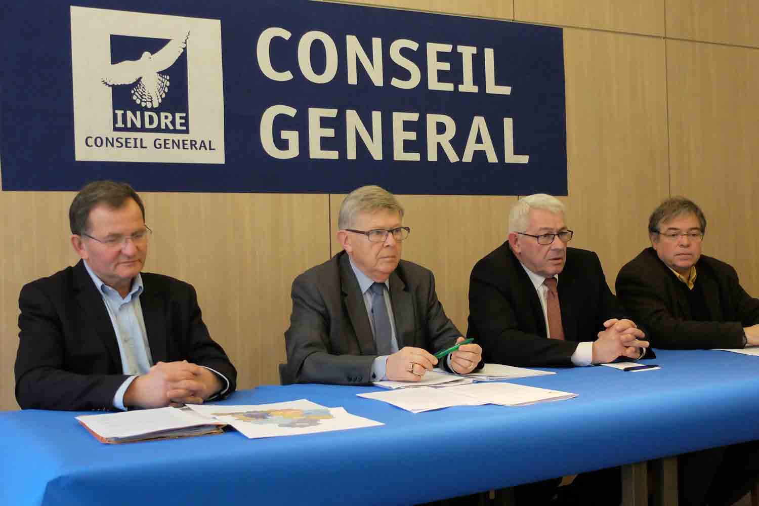 Le Président du Conseil général et les Présidents des associations d'élus réunis pour dénoncer l'incohérence du redécoupage.