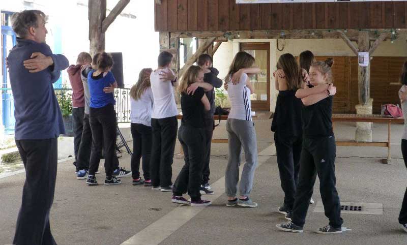 Christian Bourigault et jeunes danseurs