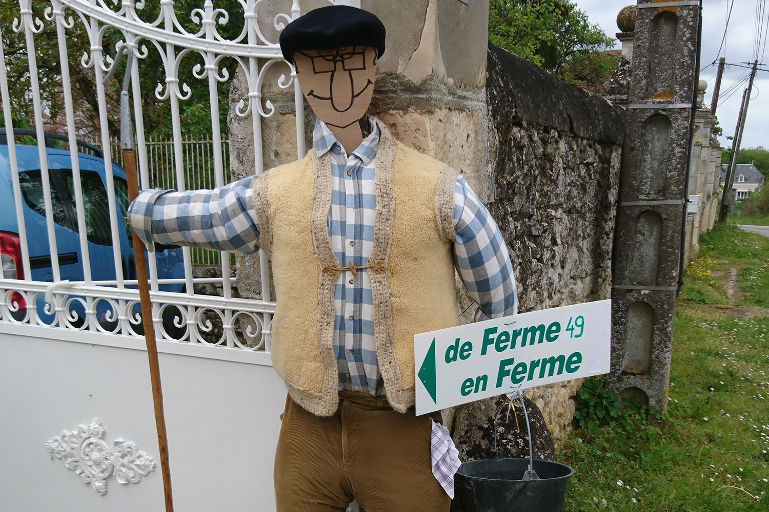L’épouvantail, mascotte de l’opération De Ferme en Ferme (DR)