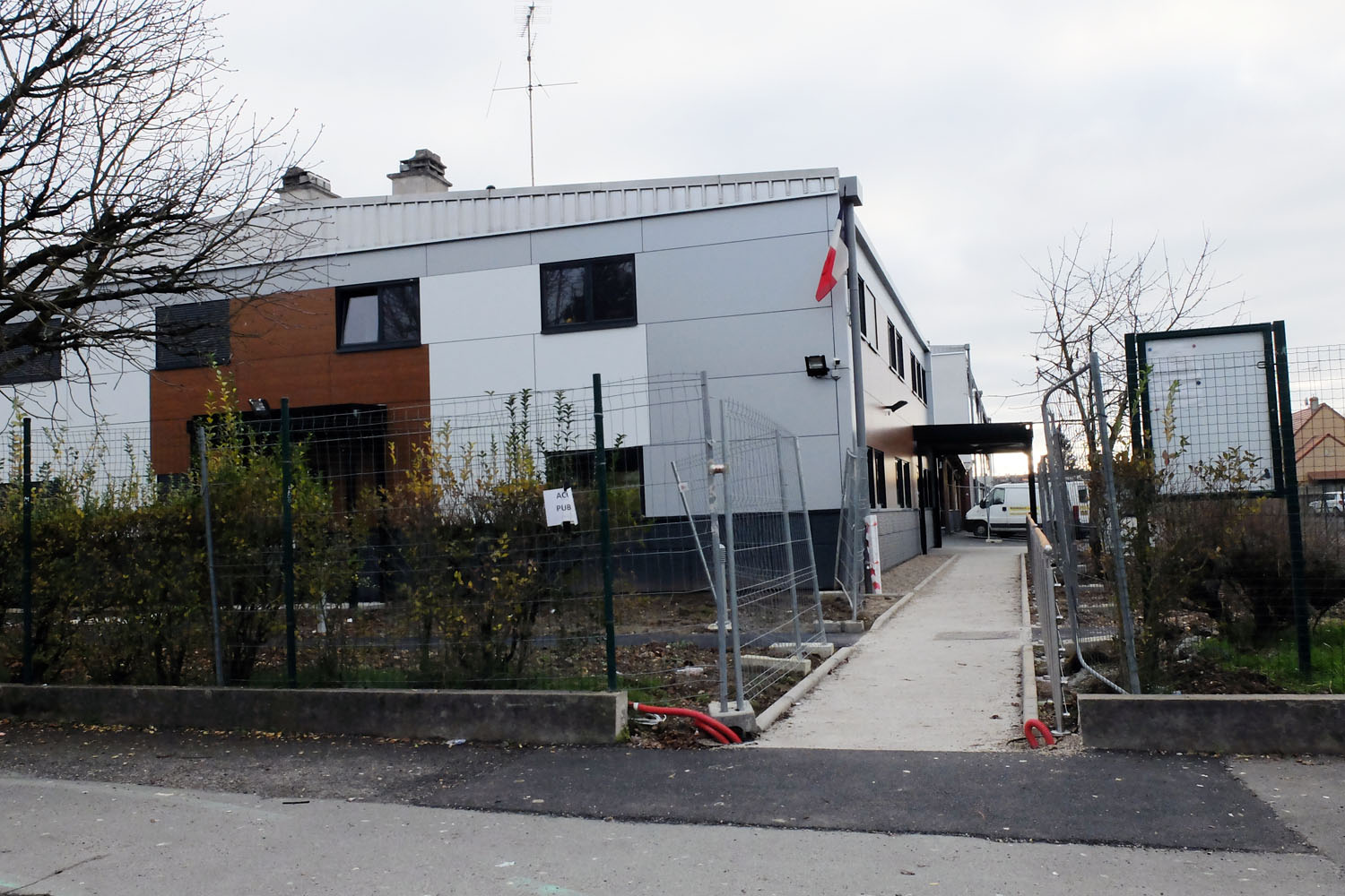 L'entrée piétonne du collège dorénavant séparée de celle des véhicules