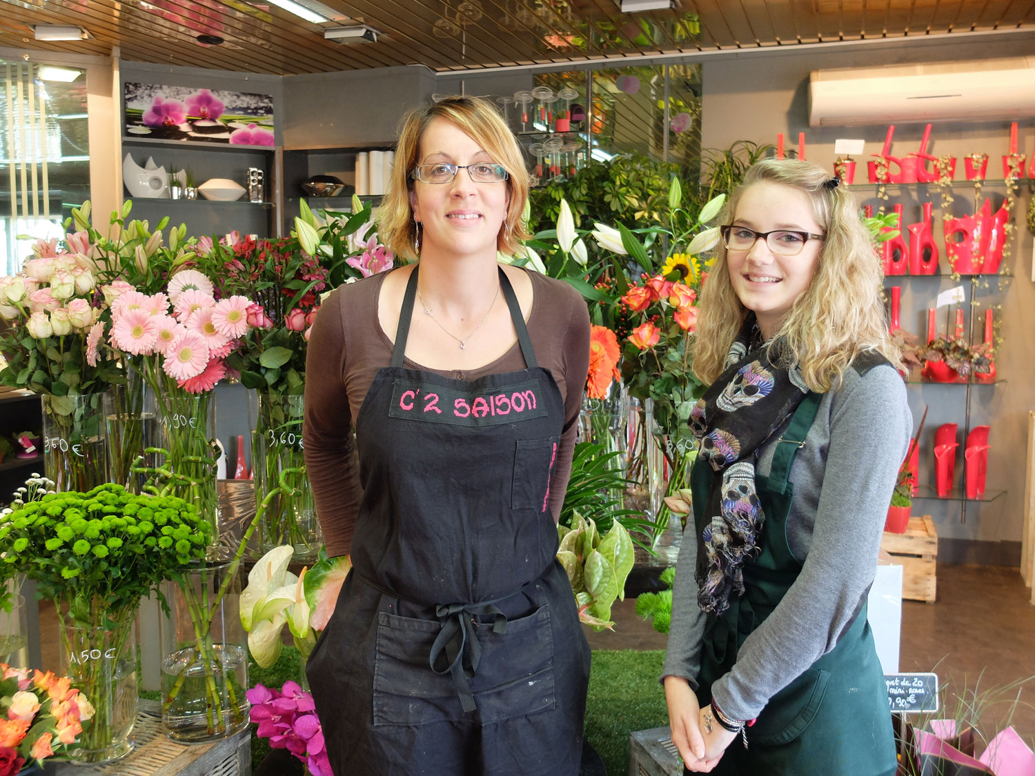 Lucie Durand et son maître d'apprentissage, Dorothée Descoudard, dans le magasin C2 Saison au Poinçonnet