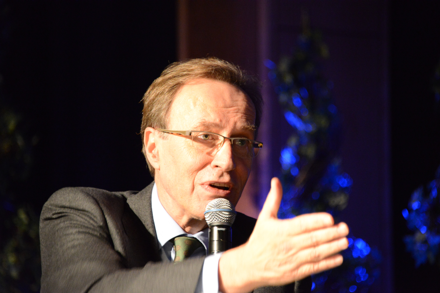 Etienne Caniard est également Président de la Fondation de l'avenir pour la recherche médicale appliquée et administrateur de l'Institut National de la veille sanitaire
