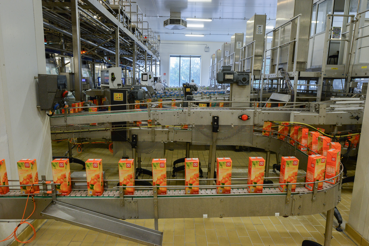 La chaîne d'embouteillage de jus d'orange