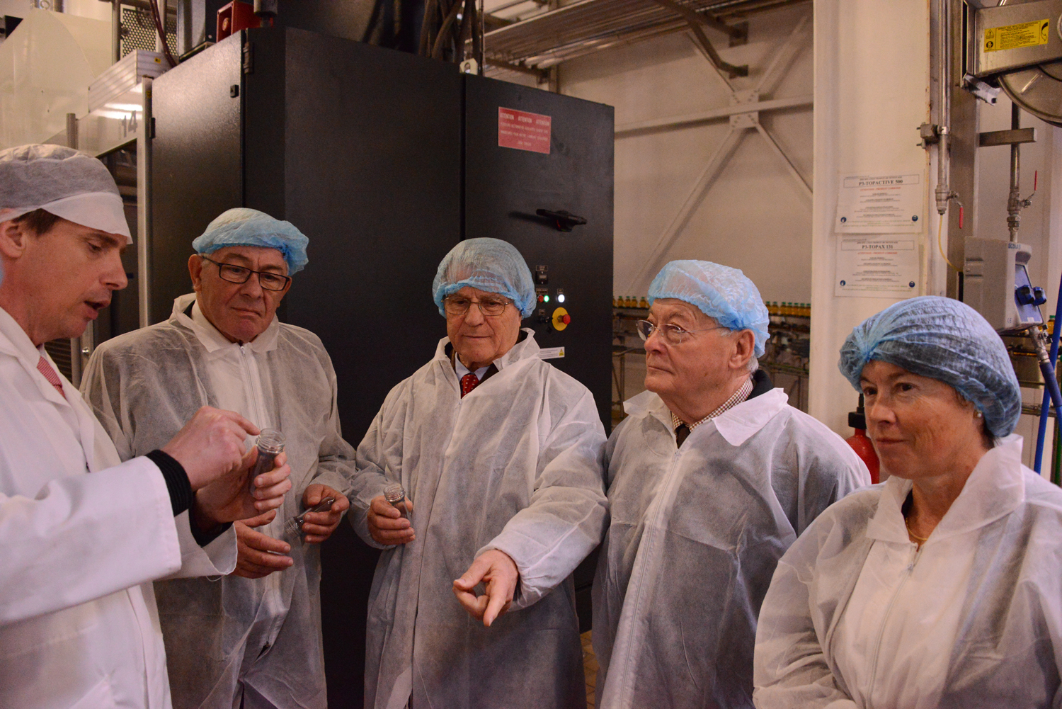 Les explications du Directeur: M Vasseneix, sur la fabrication des emballages plastiques.