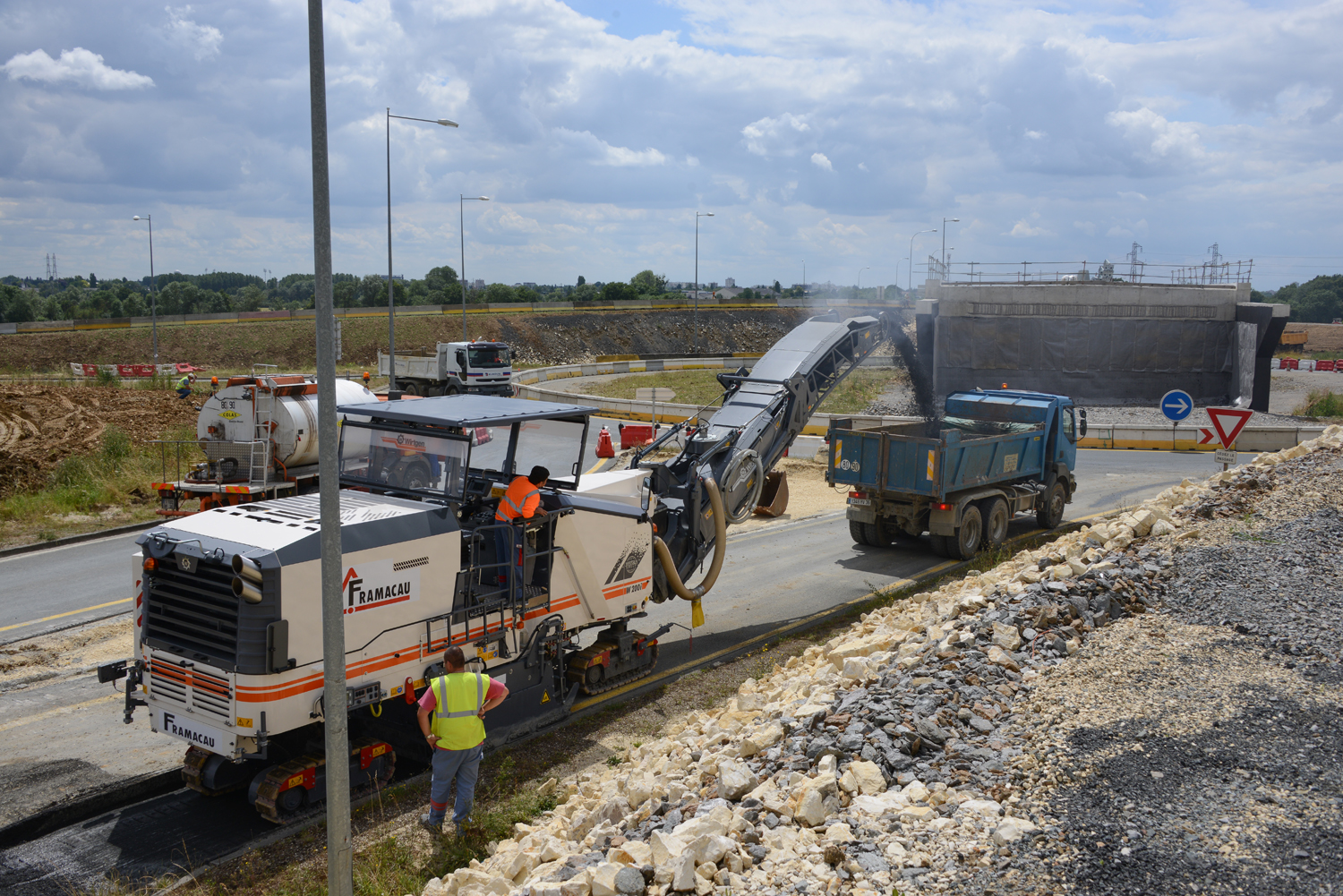 La raboteuse en action autour du futur échangeur