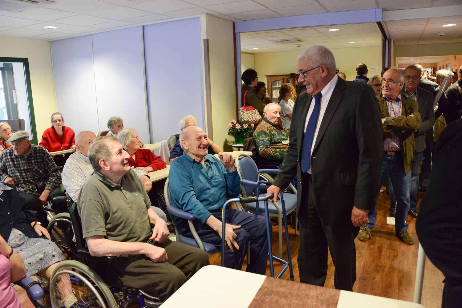 Moment de connivence entre Louis Pinton Président du Conseil général et Sénateur et des résidents
