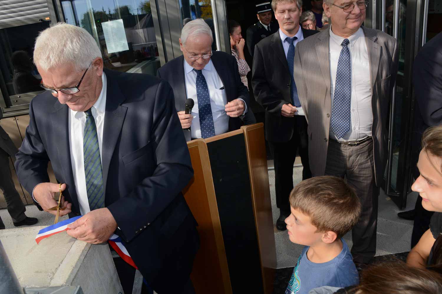 Le Président Louis Pinton a rencontré beaucoup de succès lors de la séance de la coupure de ruban.