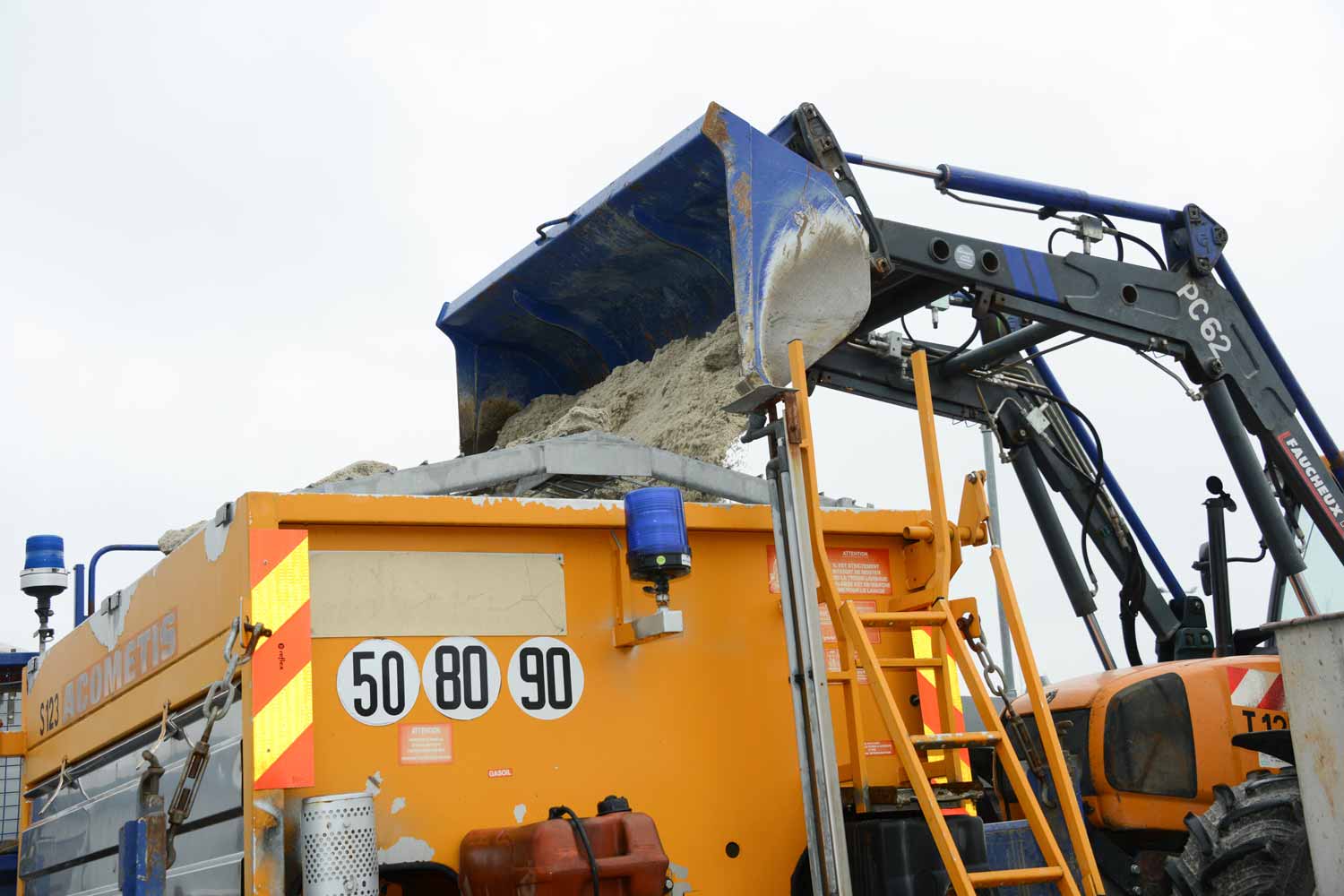 Chargement de sel dans la saleuse.