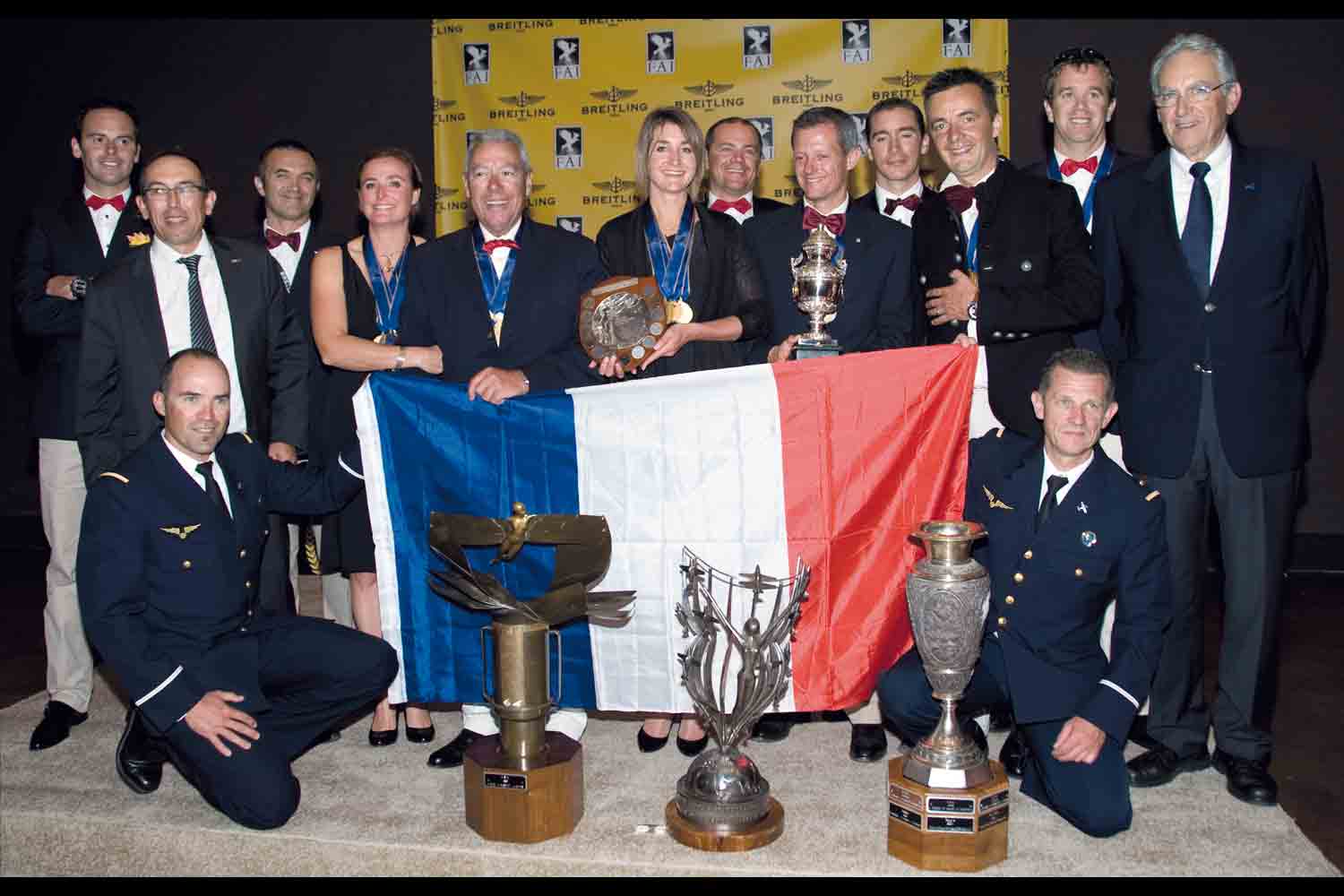 Le Président de la FFA et l'équipe de France 2013 - Crédit photo : F.F.A.