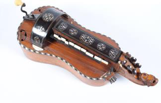 Vielle en corps de Guitare - 1747 - © Claude-Olivier DARRÉ