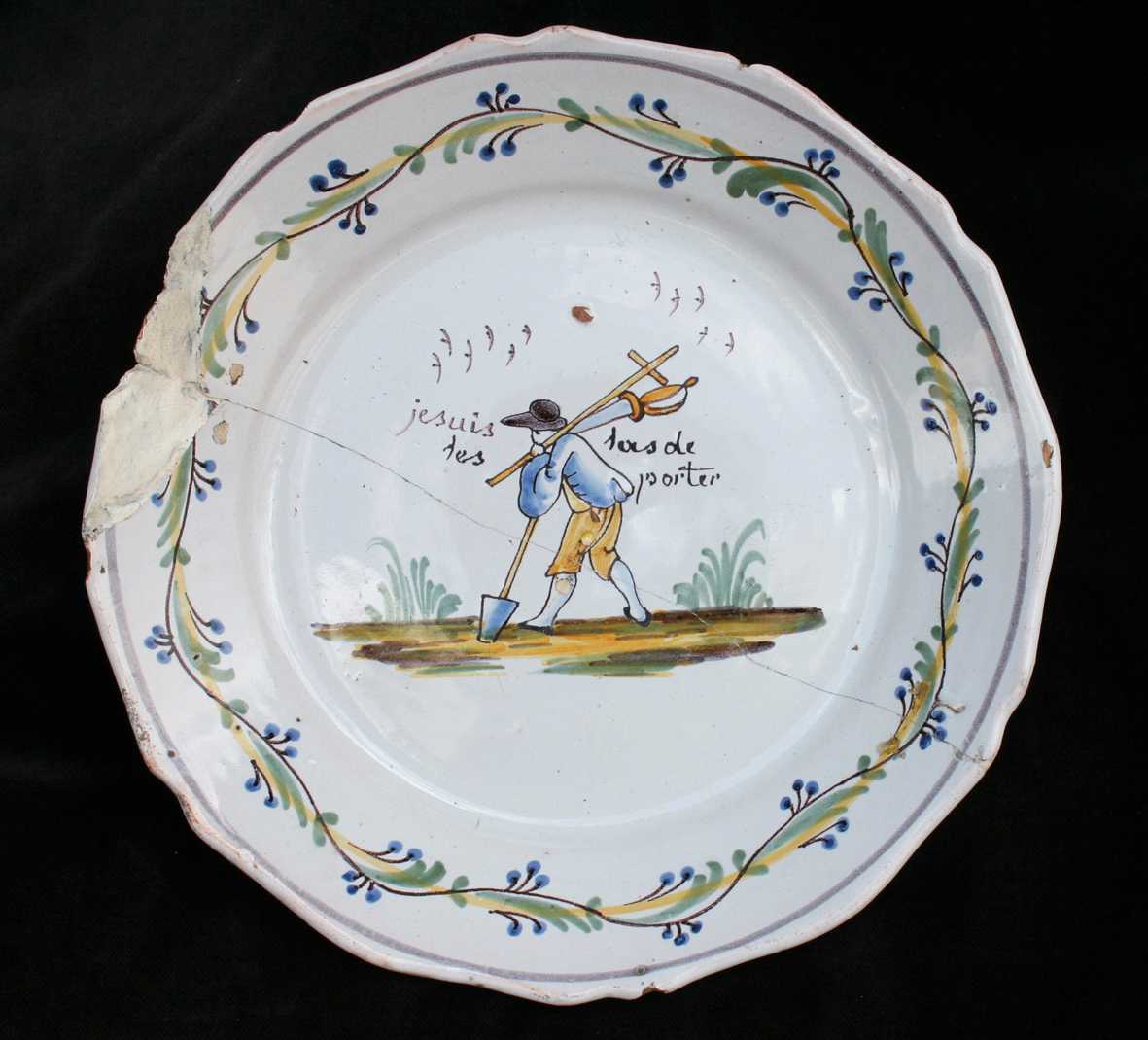 Assiette représentant le Tiers-Etat chargé des emblèmes du clergé et de la noblesse (Musées de Châteauroux)