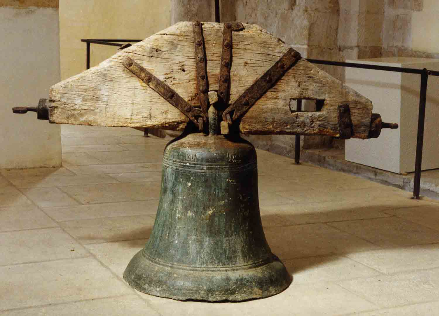 Cloche de l'ancienne église de Sainte-Lizaigne
