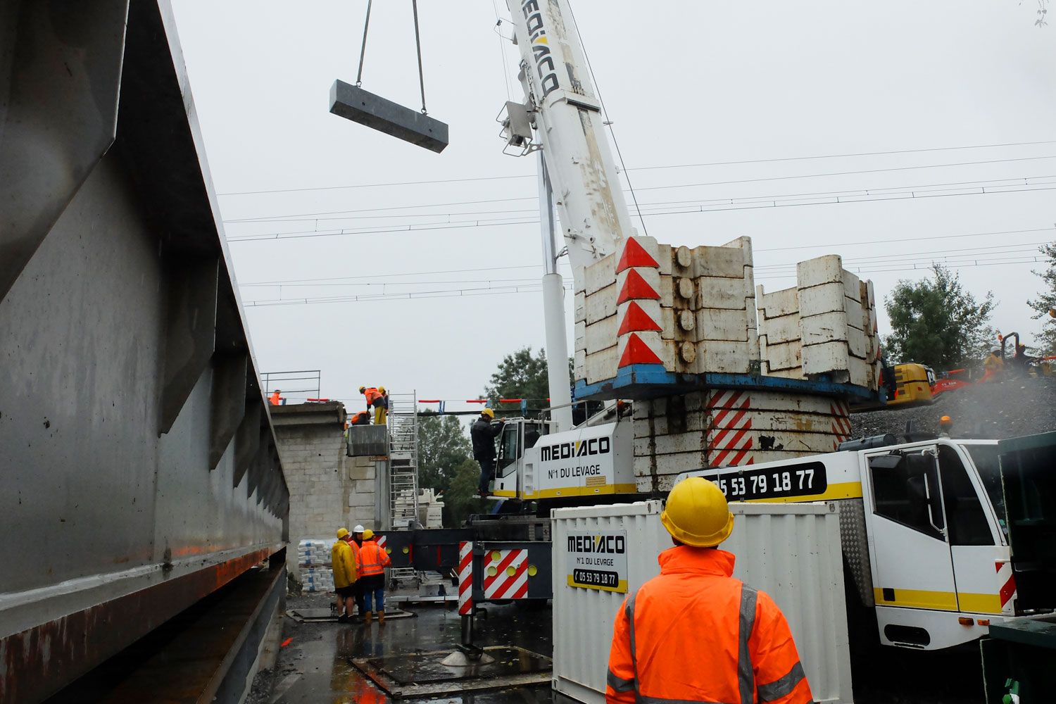 Malgré la pluie, les équipes ont tenu les délais pour déposer et reposer le tablier du pont de Bitray.
