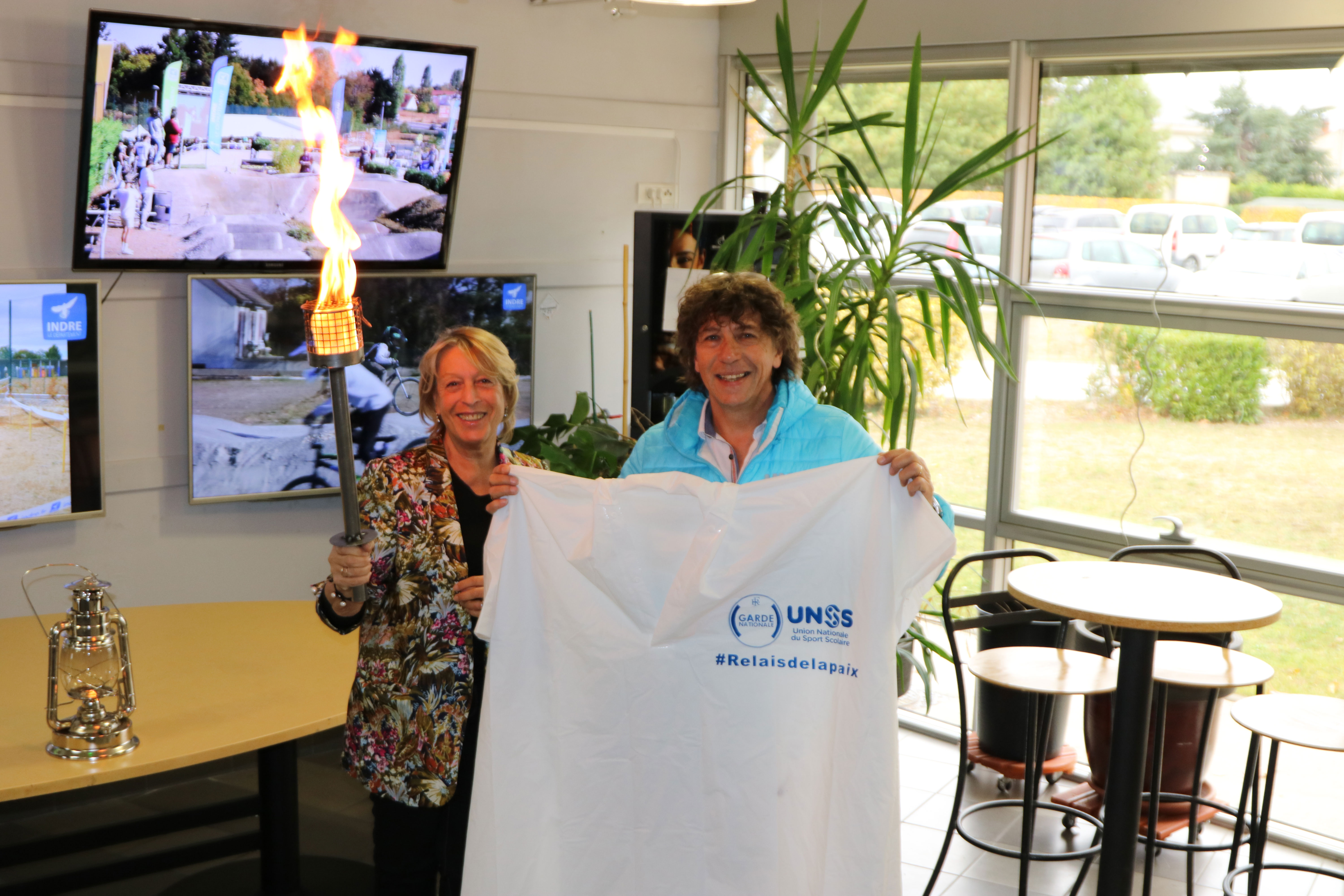 Madame PETIPEZ, Vice-Présidente déléguée au Sport, en lien avec Jean-Marie CHAUVIN, Directeur du Sport Départemental UNSS, à l’occasion de la présentation de la flamme à la Maison Départementale des Sports