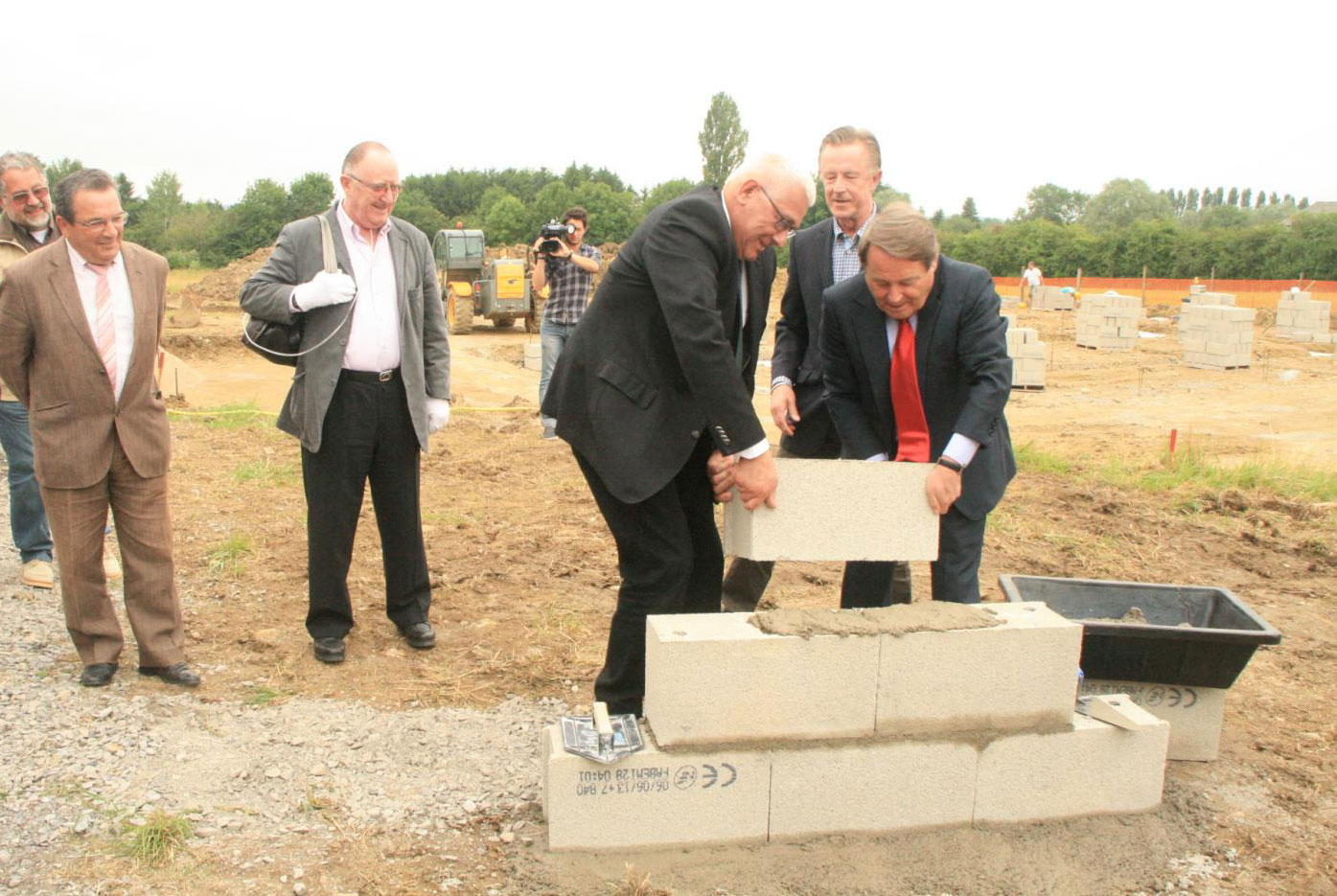 Pose de la première pierre de la maison médicale de Vatan, le 4 juillet 2013.