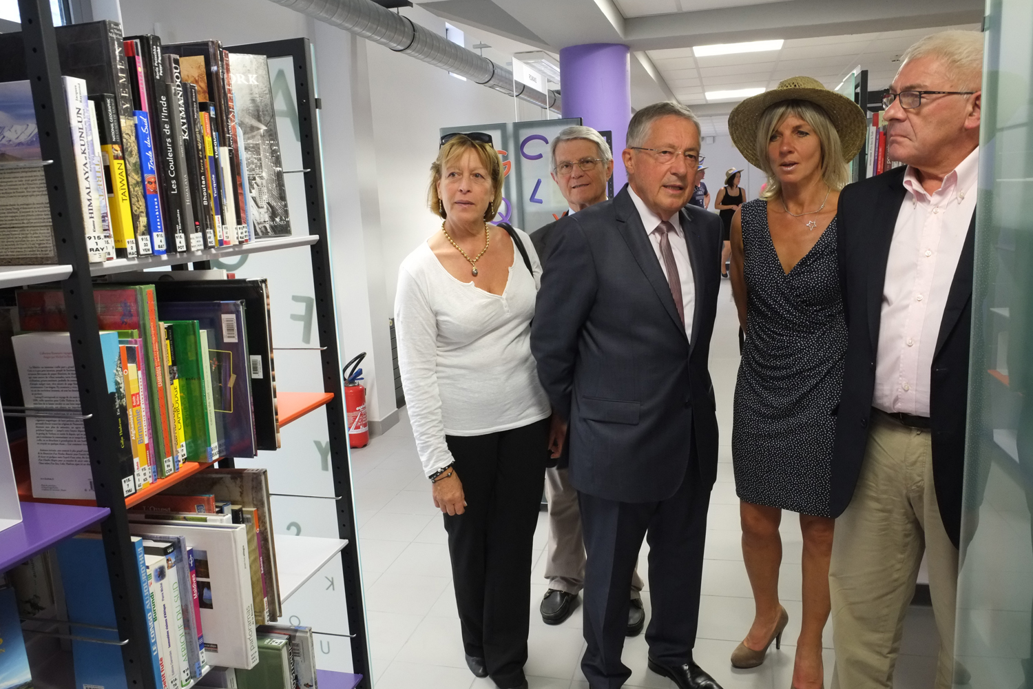 Louis Pinton et les conseillers généraux ont apprécié le nouveau mobilier lumineux et fonctionnel.