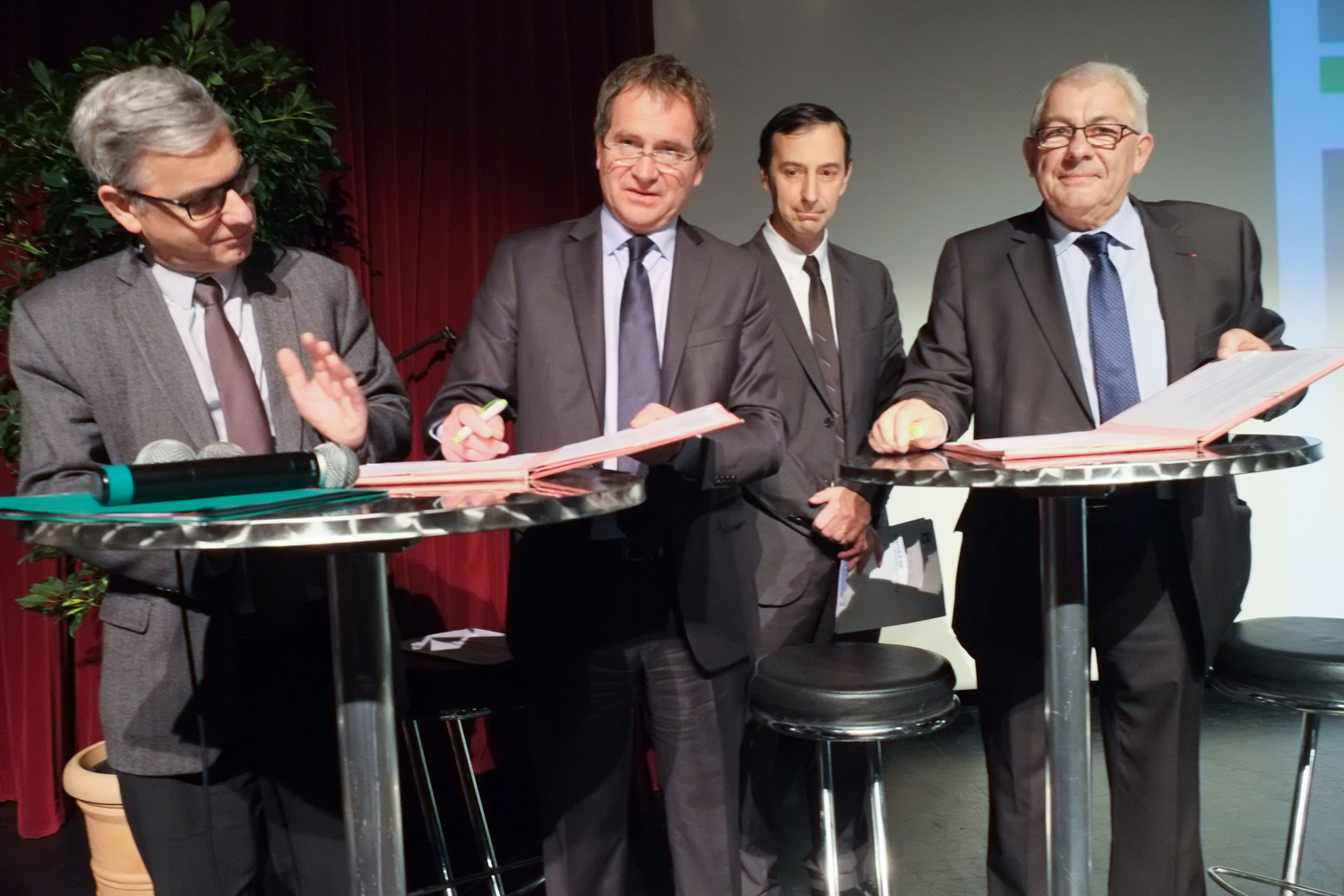 Signature en présence de Louis Pinton, Président du Conseil général et Sénateur.