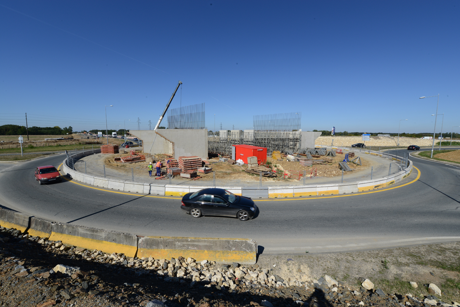 Le chantier du futur échangeur avec les piles du pont visibles sur la photo qui permettra de passer au dessus de la rocade Est