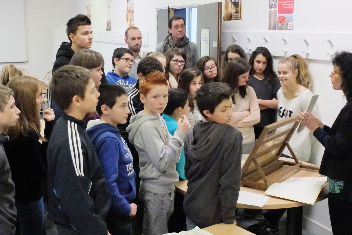 Des collégiens de Buzançais et leur enseignant en visite aux Archives départementales