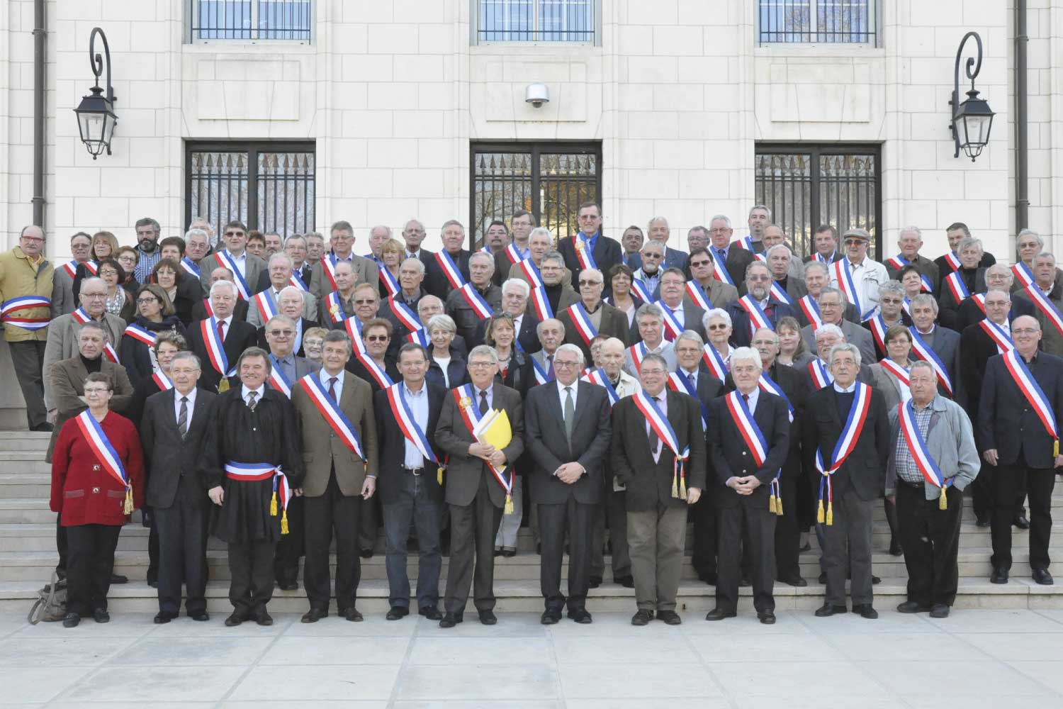 Une centaine de maires réunis devant les portes de la Préfecture
