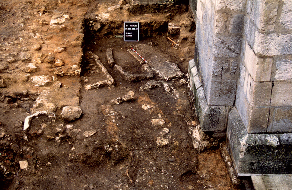 Sarcophage mérovingien près de l'église de Saint-Marcel
