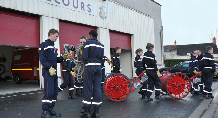 Les jeunes sapeurs-pompiers de Villedieu en pleine manoeuvre.