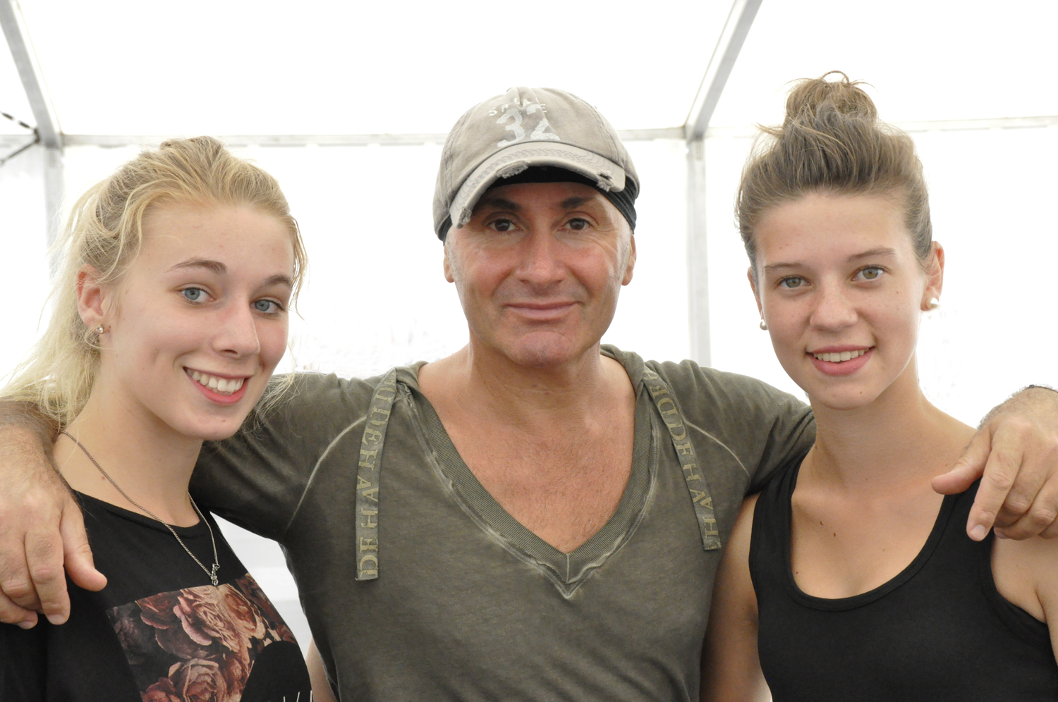 Juliette et Adriane avec leur prof de Modern'Jazz : Angelo Monaco