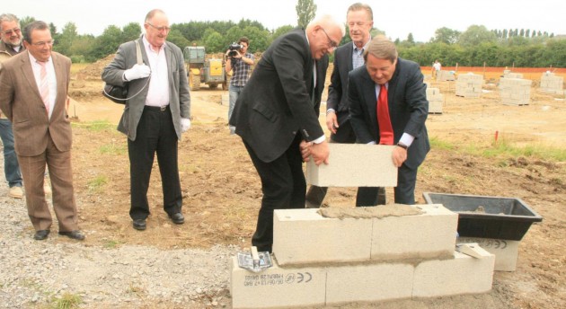 Pose de la première pierre de la maison médicale de Vatan, le 4 juillet 2013.