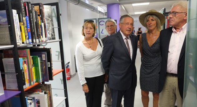 Louis Pinton et les conseillers généraux ont apprécié le nouveau mobilier lumineux et fonctionnel.